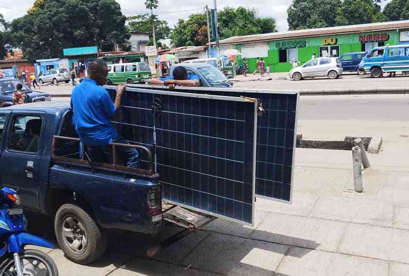 Un véhicule transportant des panneaux solaires photo gratuite