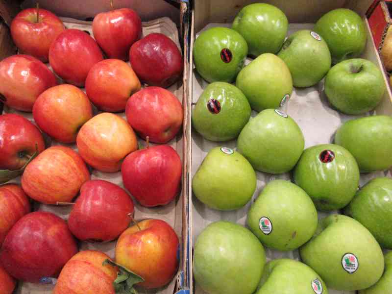 Cagette de pommes rouges et vertes