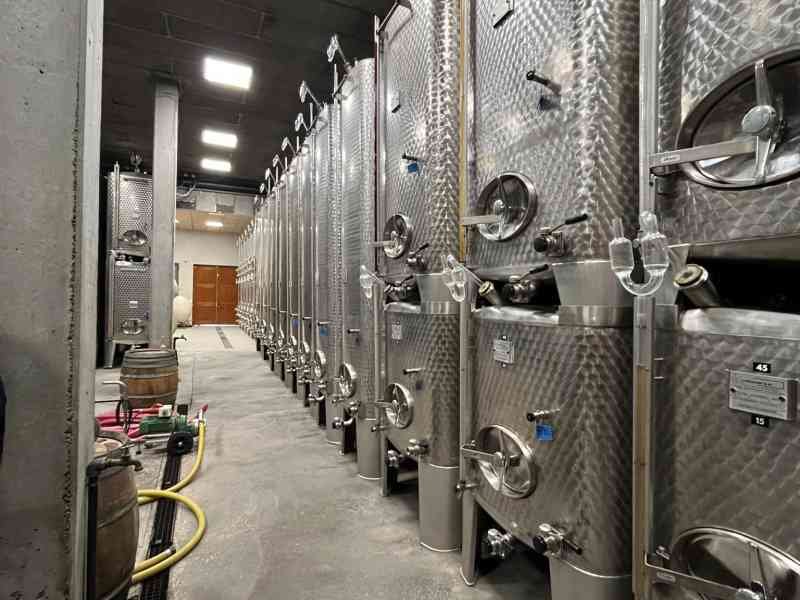 Une cave de vinification moderne, photo gratuite