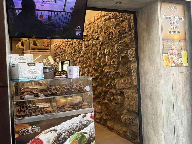 Une pâtisserie sicilienne appelée cannoli, photo gratuite