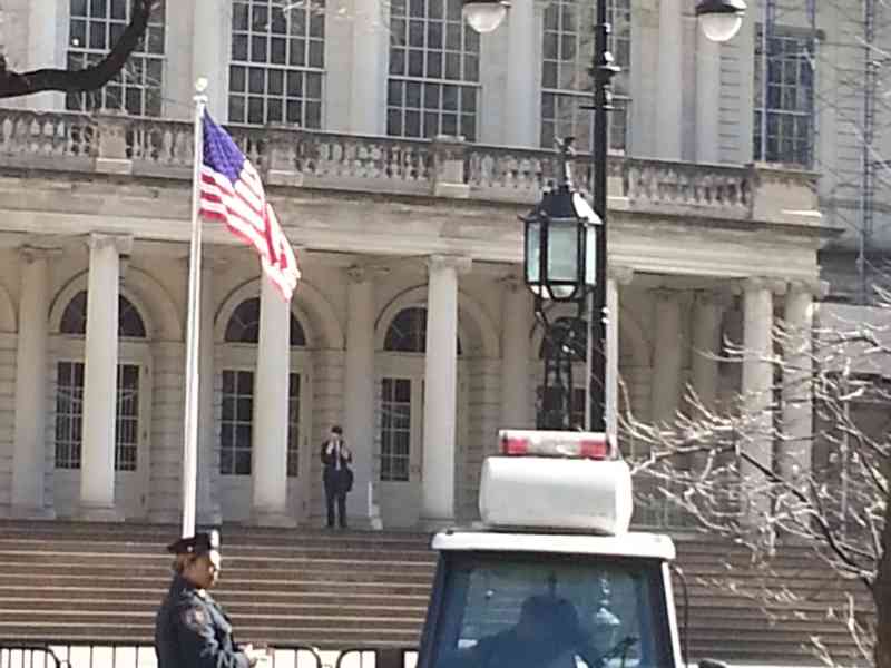 Le drapeau des Etats-Unis dans la cour de l'hôtel de ville de New-York, siège du gouvernement de la ville de New-York aux Etats-Unis photo gratuite