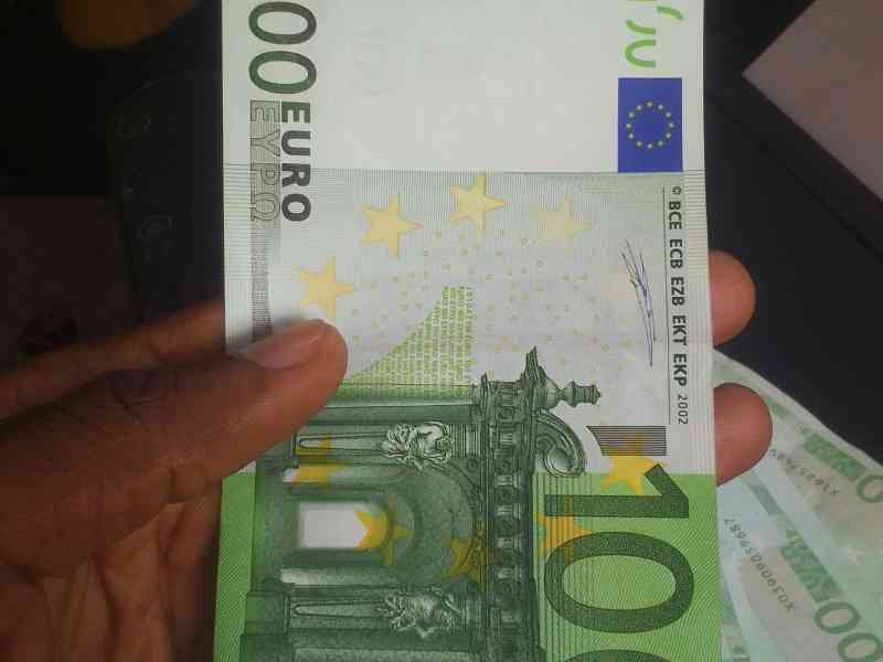 Un billet de 100 euros photo gratuite