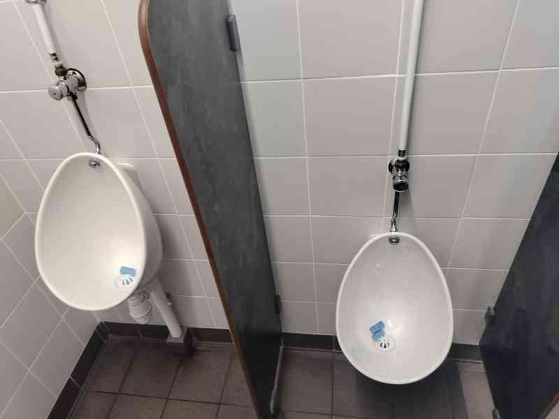 Urinoirs fixés au mur dans une toilette, photo gratuite