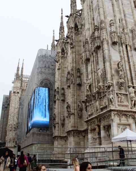 La cathédrale de Milan, Duomo di Milano, un écran géant affichant une cascade, installé sur la façade, photo gratuite