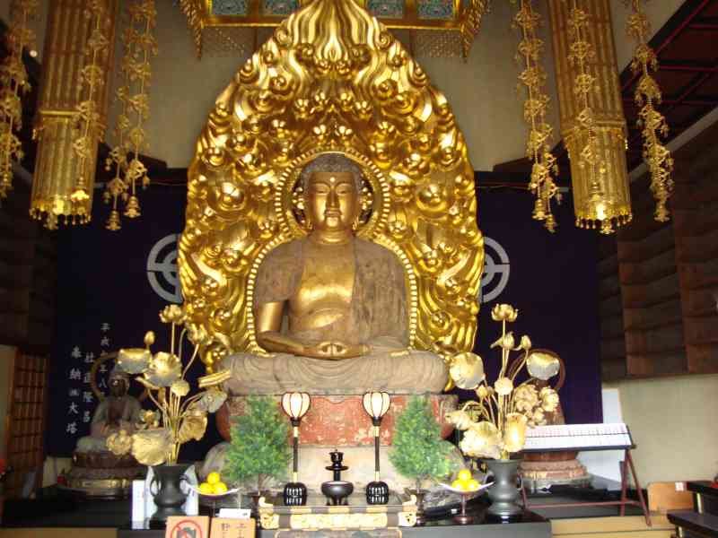 Statue de Bouddha en or dans le temple au Japon, Asie, photo gratuite
