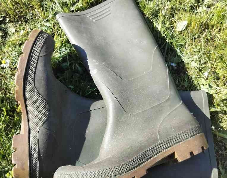 Paire de bottes en caoutchouc noires