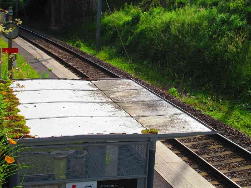 Une petite gare, avec des voies ferrées et un quai, photo gratuite