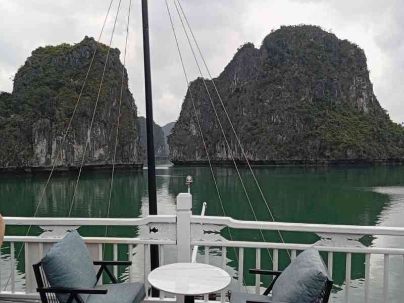 Vue de la falaise depuis une jonque traditionnelle depuis une terrasse avec deux chaises , Vietnam, photo gratuite