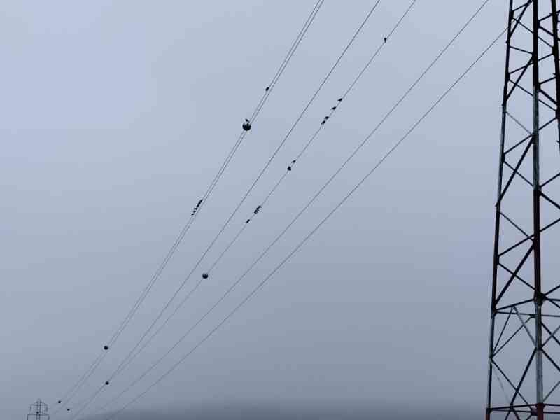 Un pylône et des lignes de transport d'électricité à haute tension, photo gratuite