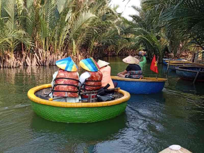 Touristes naviguant dans un bateau-panier traditionnel vietnamien, photo gratuite