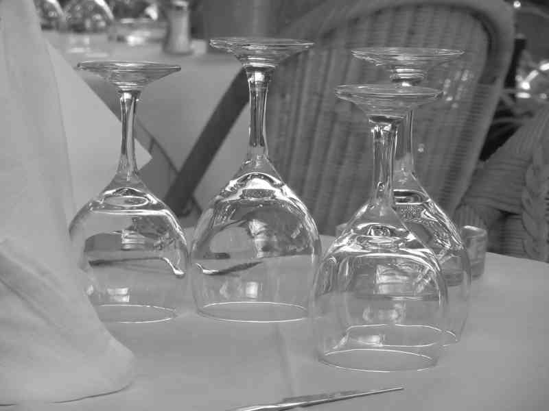 Verres vides dressés sur une table de restaurant photo gratuite