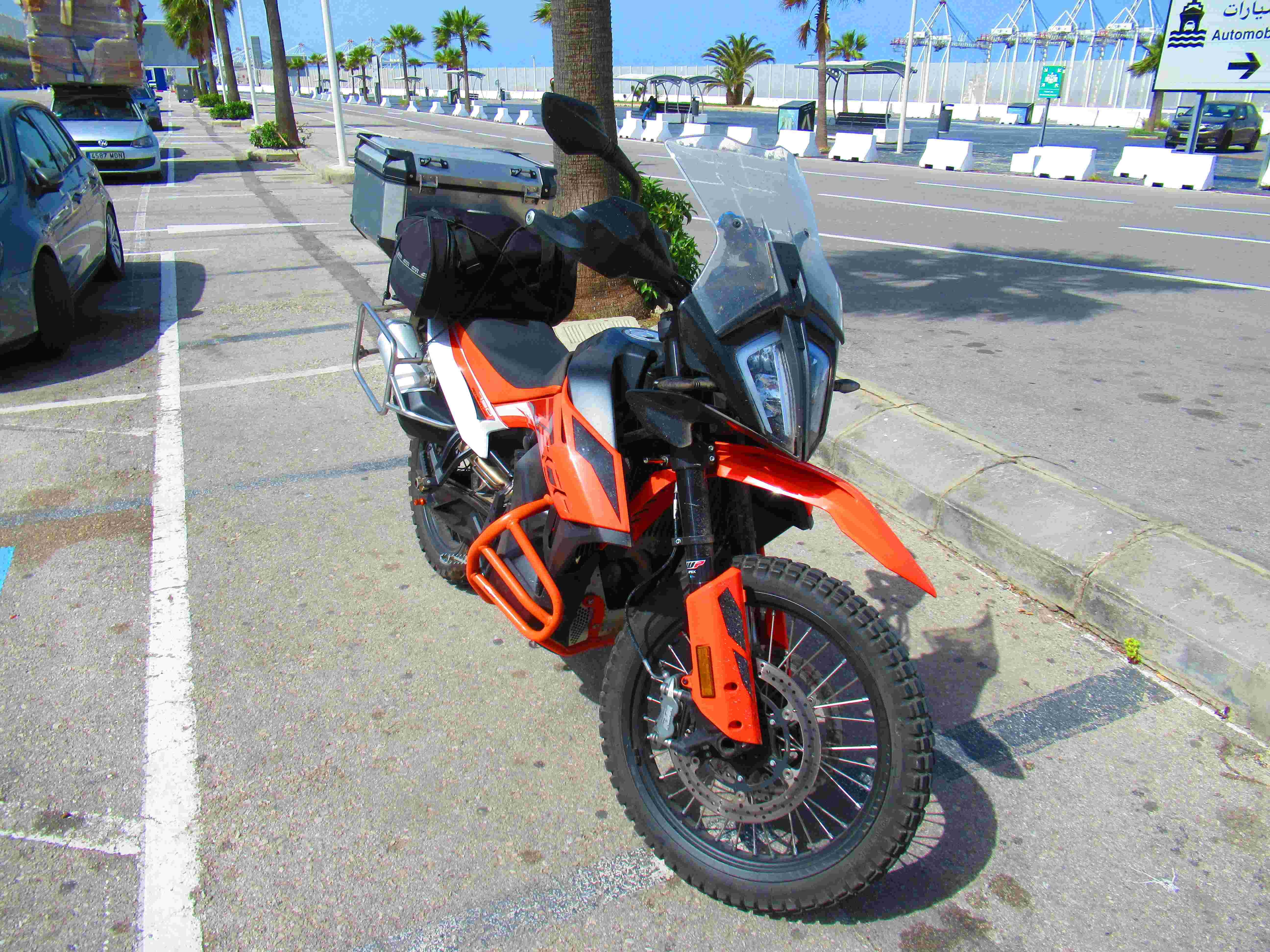 Moto trail orange et noir avec coffres