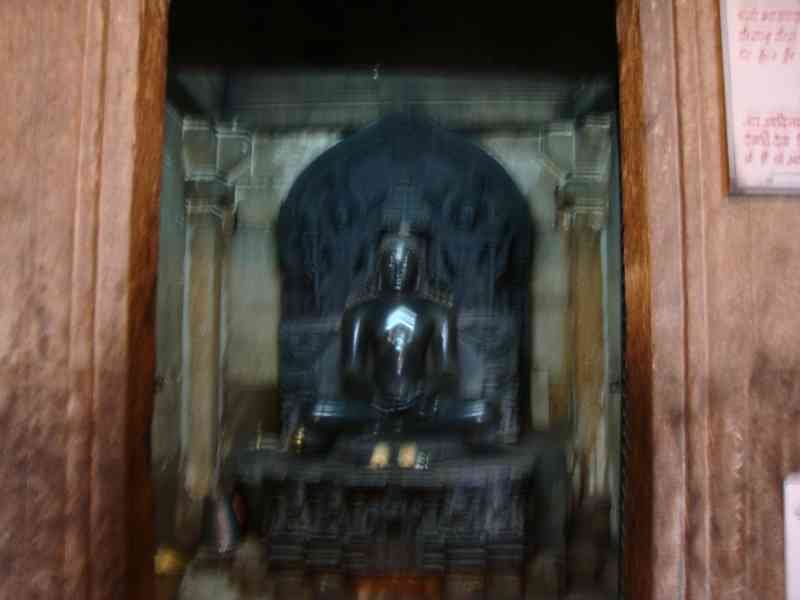 La statue de Gommateshwara, située dans le temple de Gomateshwara à Shravanabelagola, dans l'État du Karnataka, en Inde, photo gratuite