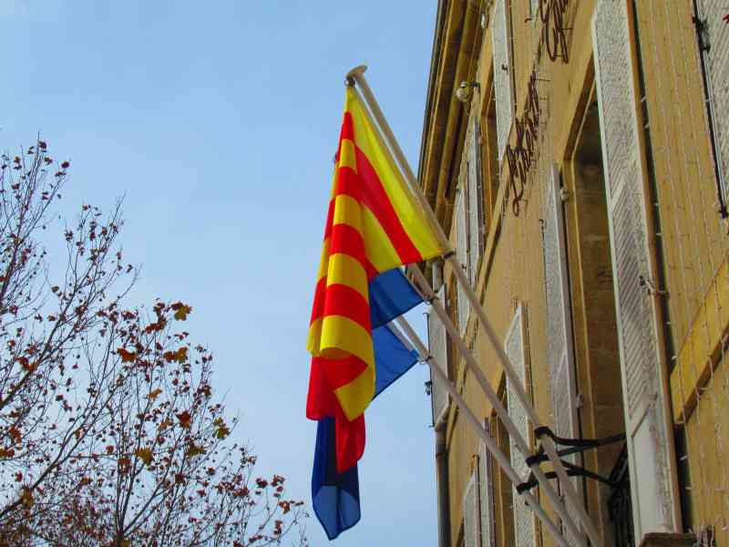 Vue du balcon de la Mairie avec des drapeaux suspendus à la grille et drapeau de la Catalogne photo gratuite - Blick vom Balkon des Rathauses mit Flaggen, die am Geländer hängen, und der Flagge Kataloniens, kostenloses Foto