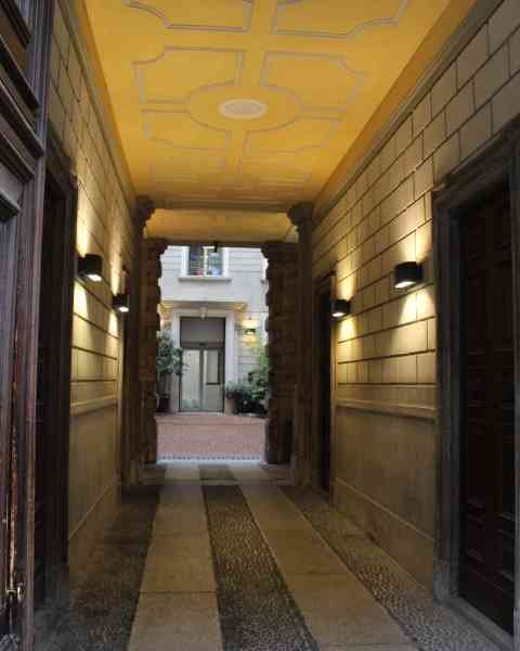 Un couloir typique d'un immeuble menant à une cour intérieure, photo gratuite