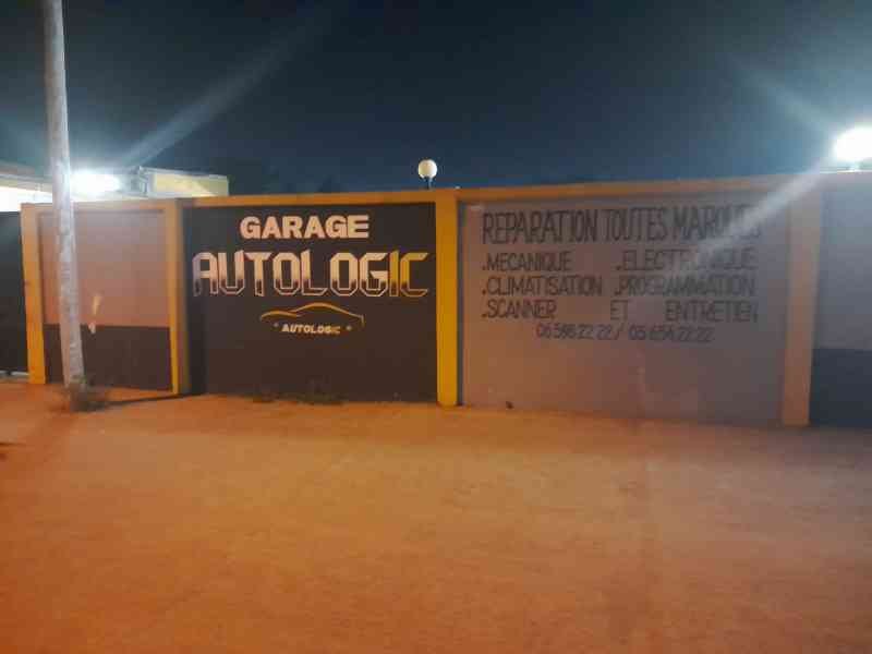 Garage autologic éclairé la nuit photo gratuite