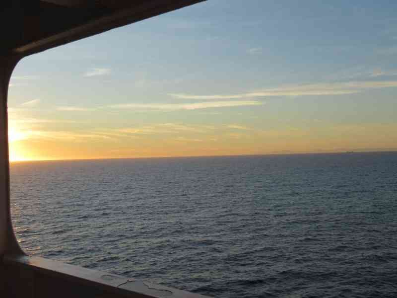 Coucher de soleil depuis la passerelle de navigation sous un ciel nuageux photo gratuite