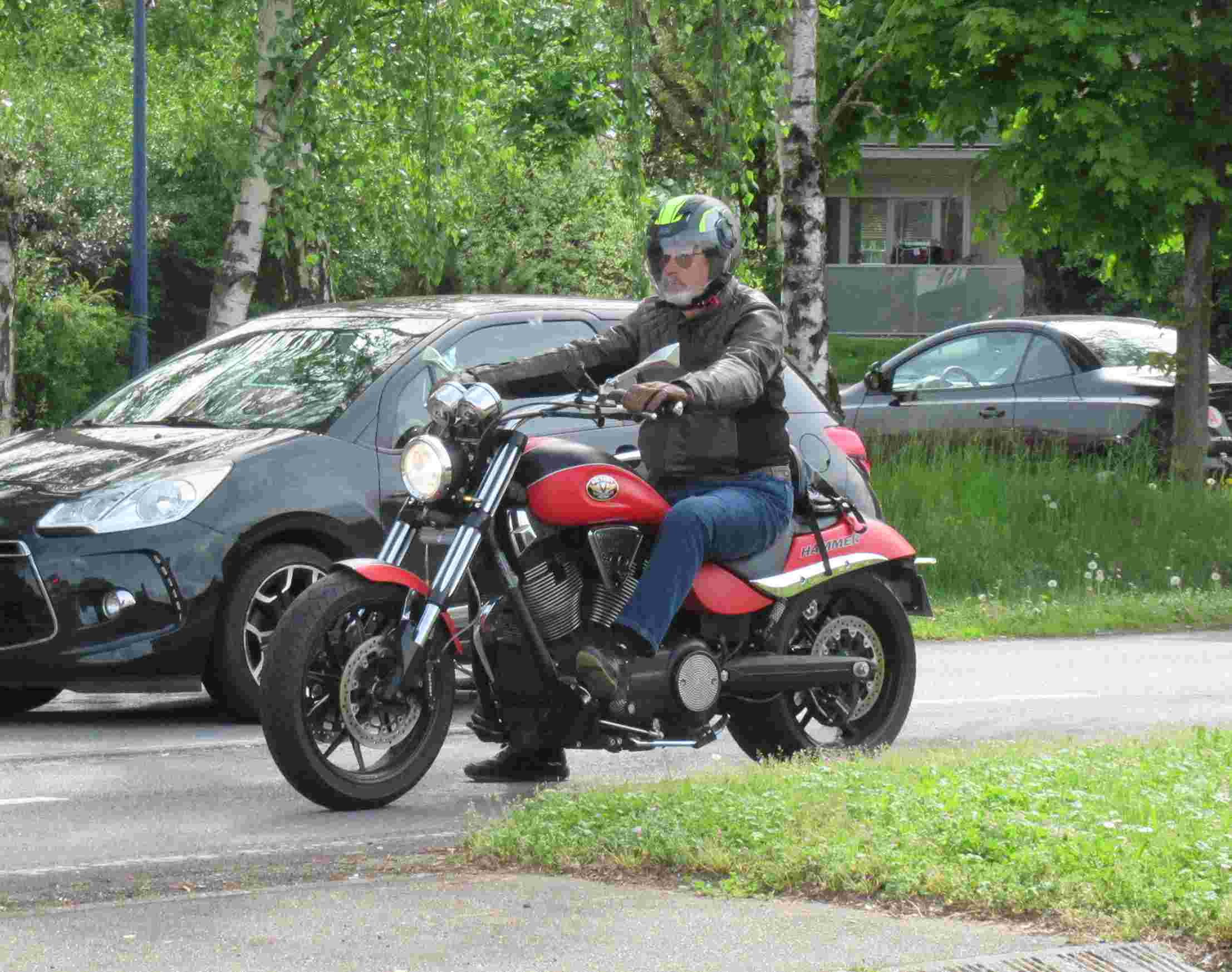 Motard avec moto rouge