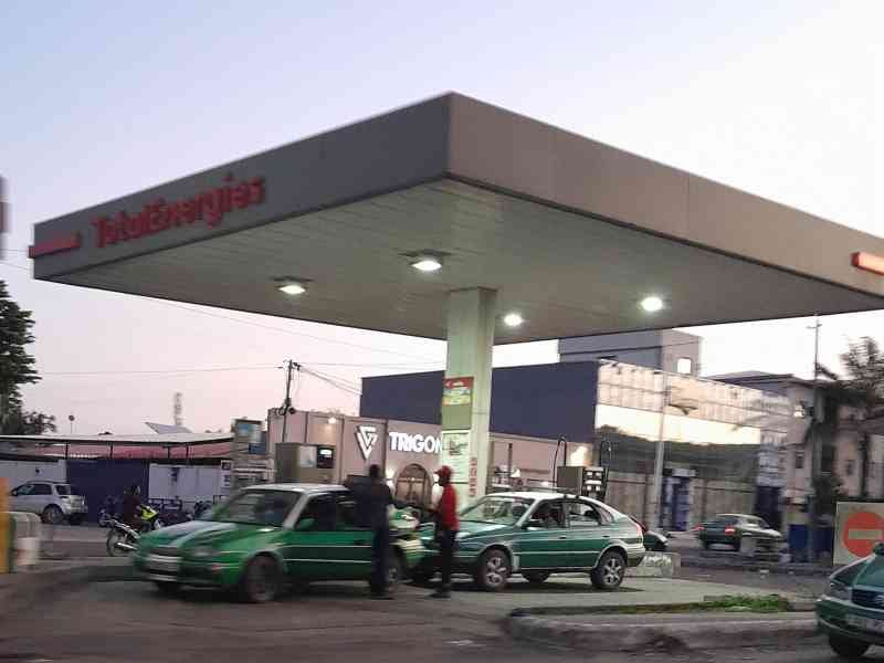 Recharge de carburant dans une station service