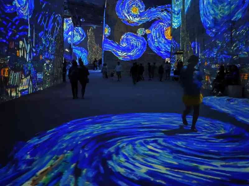 Les carrières de lumières, un centre d'art numérique et immersif situé aux Baux-de-Provence, dans le sud de la France, photo gratuite
