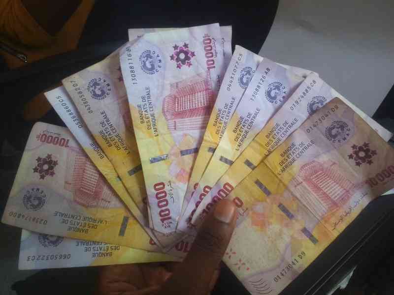 10000 FCFA de la banque des Etats de l'Afrique centrale photo gratuite