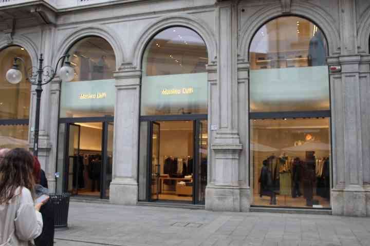 Le magasin Massimo Dutti, proposant des vêtements élégants et de qualité pour hommes et femmes, photo gratuite