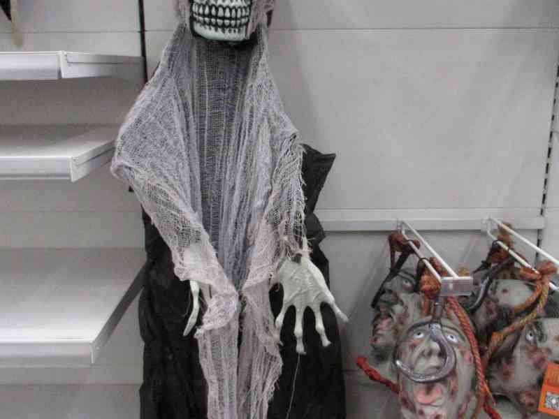 Squelette pour une décoration d'Halloween dans un magasin