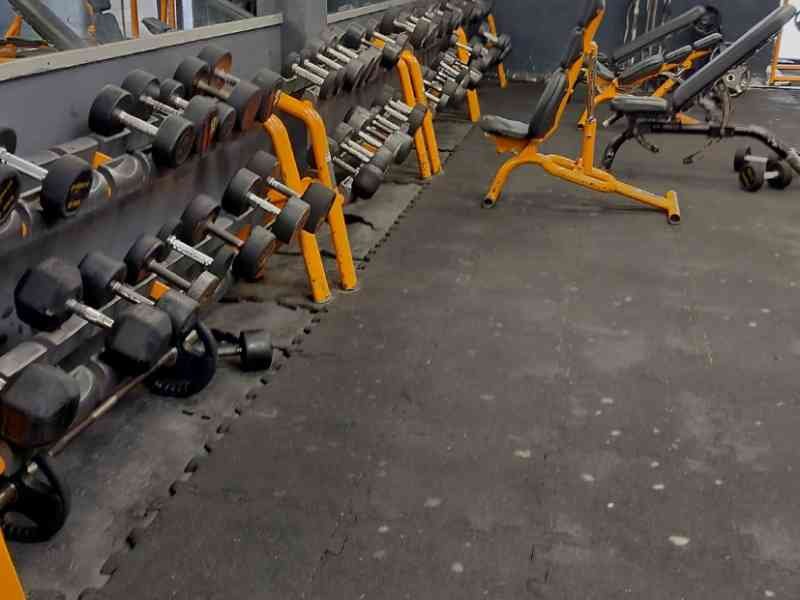 Salle de sport moderne, équipement, photo gratuite