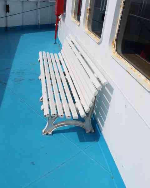 Banc blanc sur un bateau photo gratuite