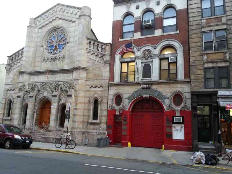 Eglise Orsan Salvator et centre de pompiers à New-York, Etats-Unis
