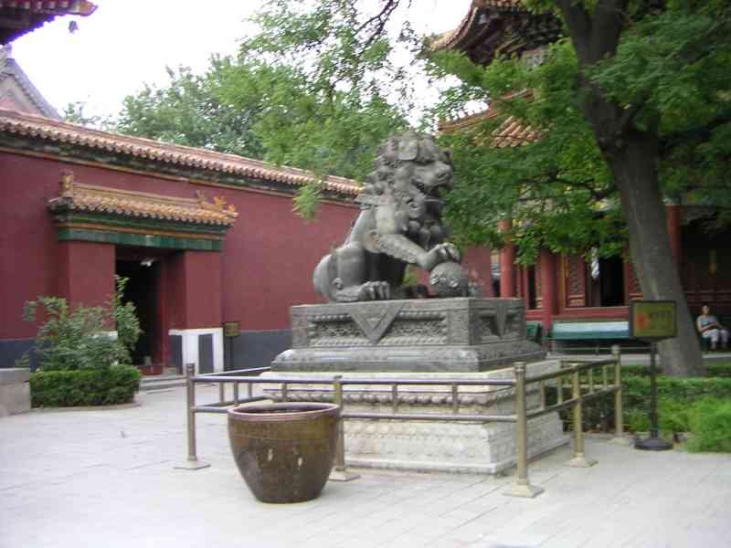 Statue de Lion traditionnel au temple de yonghe en Chine, Asie photo gratuite
