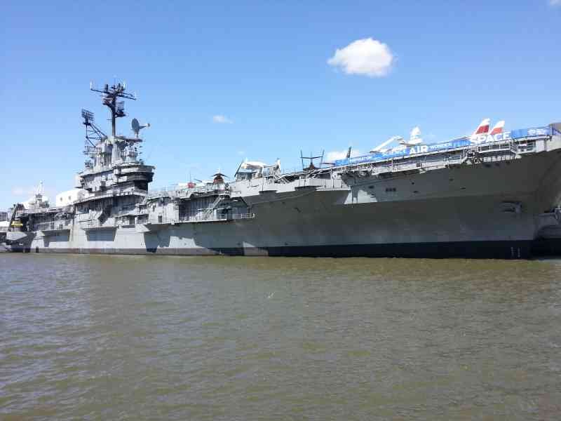 L'Intrepid Sea-Air-Space Museum, musée de la ville de New York aux États-Unis consacré à l'histoire maritime, aérospatiale et militaire photo gratuite