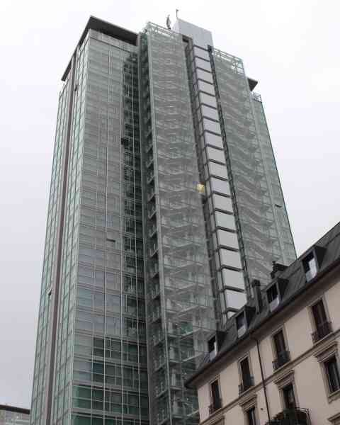 Immeuble en vitrine de plusieurs étages dans la ville de Milan Lombardie en Italie photo gratuite