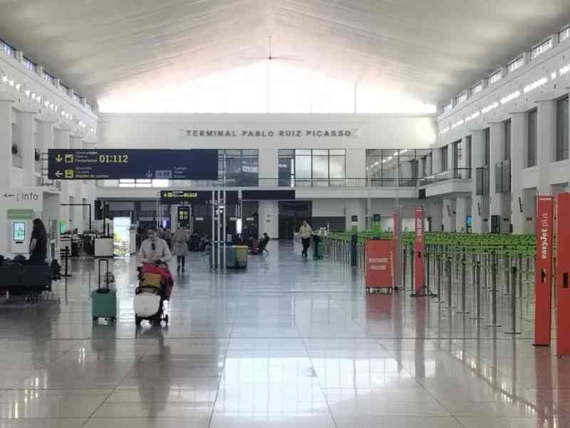 L'intérieur du Terminal Pablo Ruiz Picasso de l'aéroport de Málaga, photo gratuite