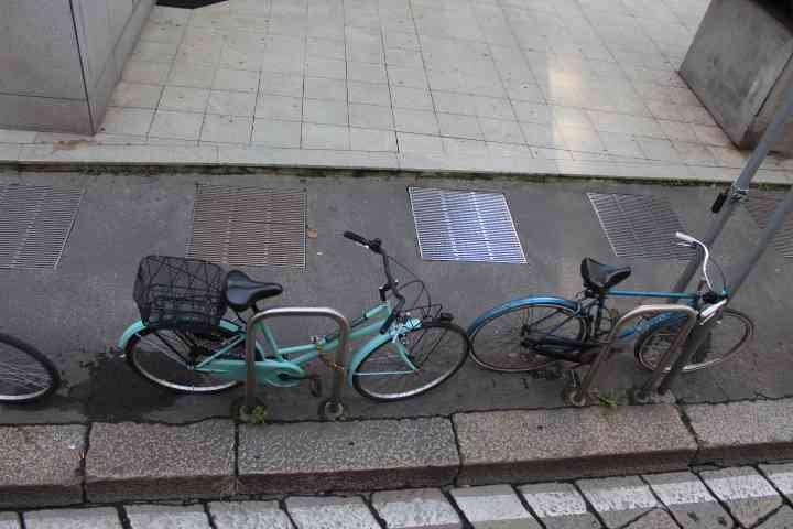Des vélos stationnés à l'extérieur sur un trottoir, photo gratuite