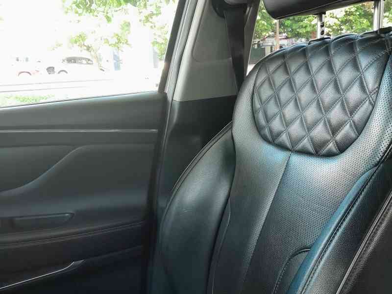 Siège en cuir noir à l'intérieur d'une voiture de luxe photo gratuite