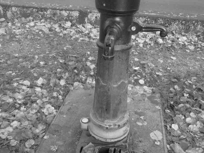 Borne-fontaine Bayard dans une rue