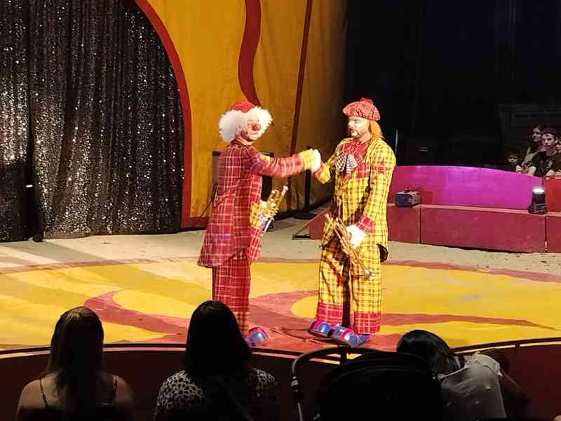 Deux clowns avec trompette