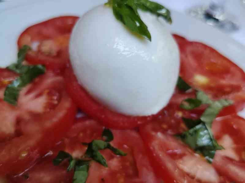 Salade de tomates mozarella photo gratuite