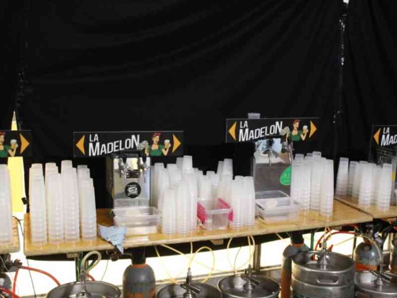 Stand de distribution de bière, tireuses à bière "La Madelon" photo gratuite