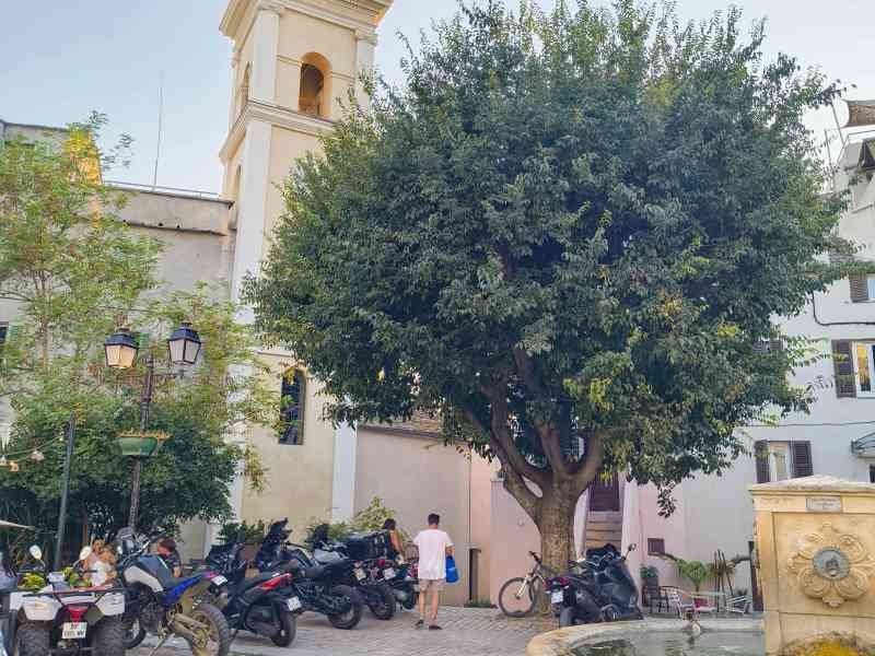 La place de l'église de Saint-Florent en Corse, photo gratuite