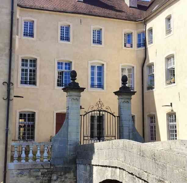 Place aux fleurs à Dole dans le Jura en Franche-Comté - Place aux fleurs em Dole em Jura em Franche-Comté Foto gratuita