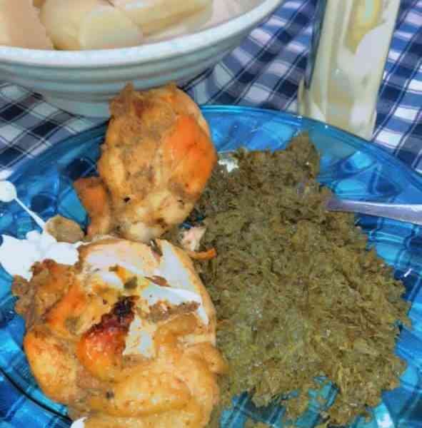 Saka-saka et poulet grillé : cuisine africaine photo gratuite