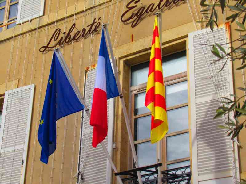 Fronton de la Mairie de Pélissanne en Provence et ses drapeaux photo gratuite - Giebel des Rathauses von Pélissanne in der Provence und seine Flaggen, kostenloses Foto