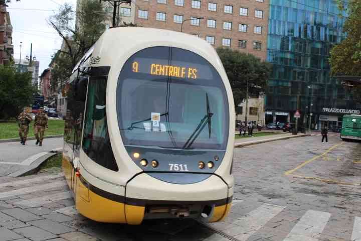 Vue de face d'un tramway électrique, transport en commun, mobilité, en déplacement dans la ville de Milan Lombardie en Italie photo gratuite