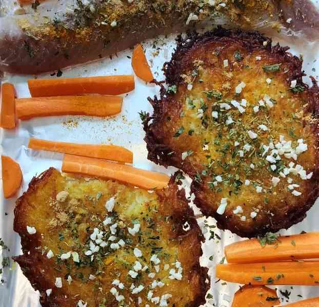 Filet de lieu noir avec carottes et crêpes de pommes de terre râpées