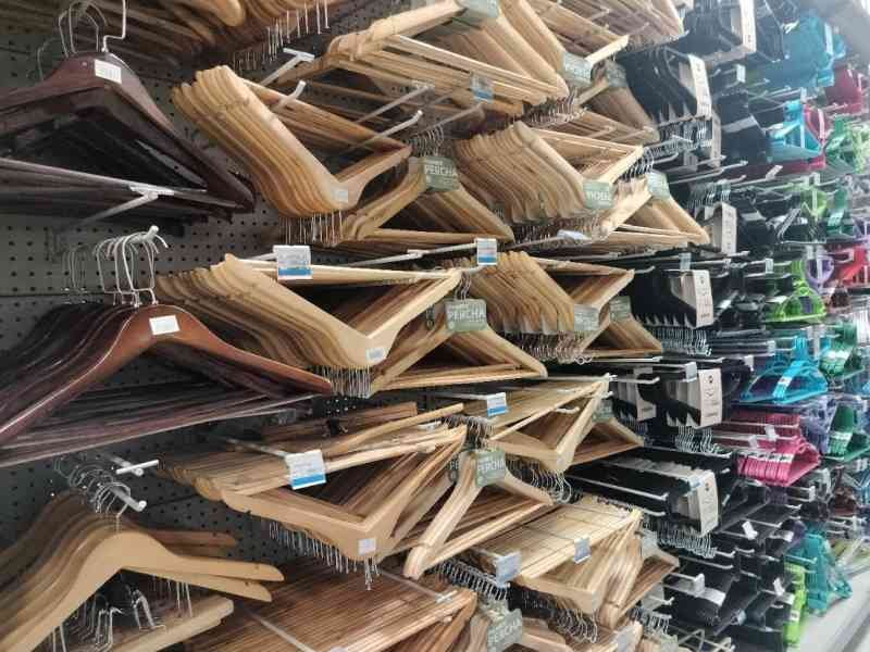 Un assortiment de cintres de vêtements en bois et en plastique, empilés sur des étagères, photo gratuite