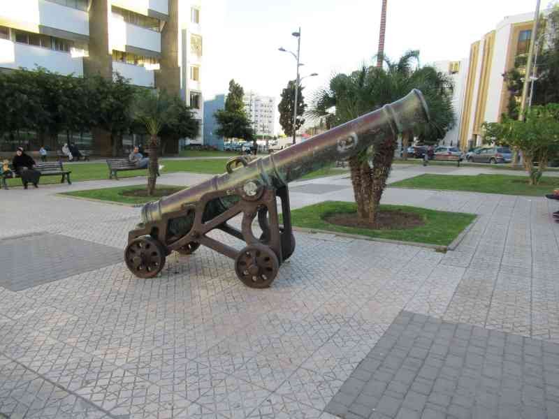 Canon en bronze dans la ville de Tanger au Maroc