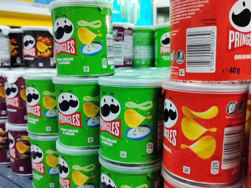Boites de Pringles en rayon dans un magasin