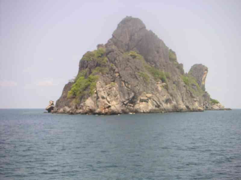 Koh Ngam Noi, une île située dans le golfe de Thaïlande, au large de la côte de Chumphon, une formation rocheuse, photo gratuite